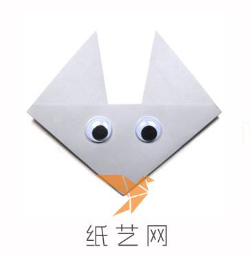 下面粘上假眼睛,就完成這個折紙小老鼠的作品啦
