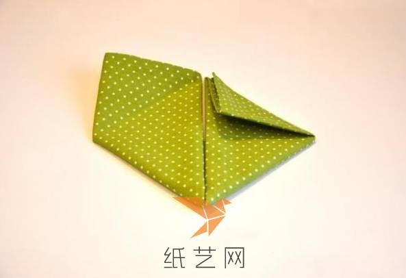 上面的兩個角向下折疊