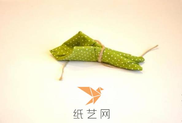 然后用繩子來在中間扎起來