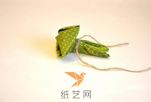 將大的角向上折疊到垂直的位置