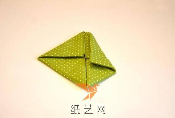 右面上面的邊折疊到中間