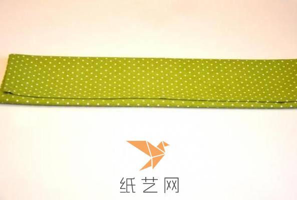 先把餐巾折成這種長方形