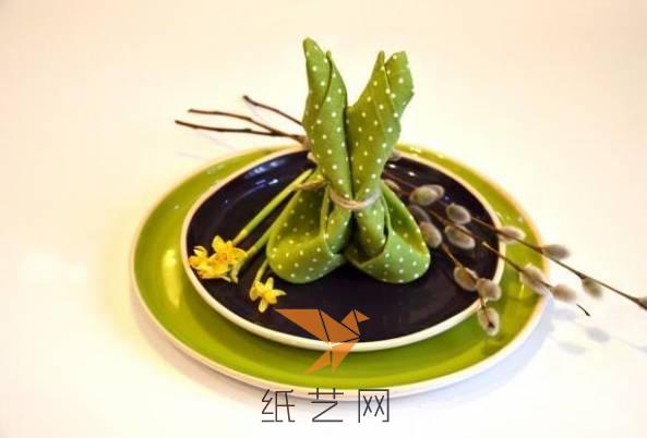 這樣把餐巾折疊成小兔子的樣子很漂亮的吧