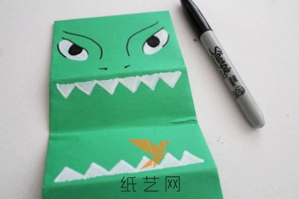 再用黑色水彩筆畫上眼睛和鼻子