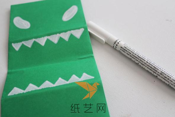 然后就可以在上面用白色的筆畫上小怪獸的牙齒和眼白的部分了