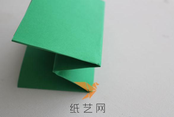 將上下兩部分向相反的方向再分別折疊