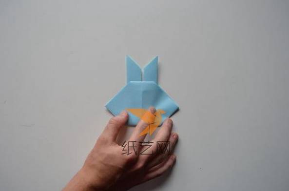 把上面的角向后折疊