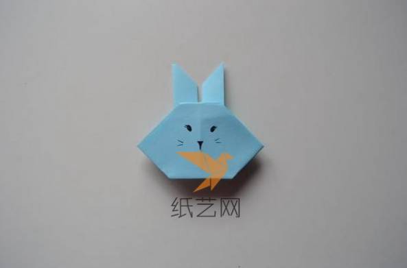 接著用筆畫上小兔子的眼睛和嘴巴就可以啦