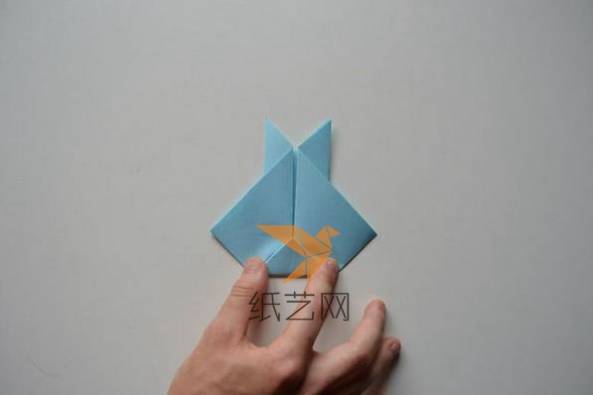 把下面的角向上折疊