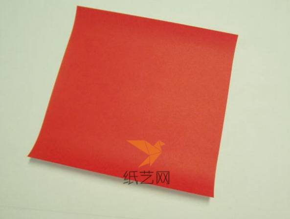 準備一張正方形的紙張來折疊折紙盒子