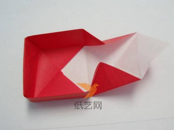 三邊都已經有折紙盒子的樣子了