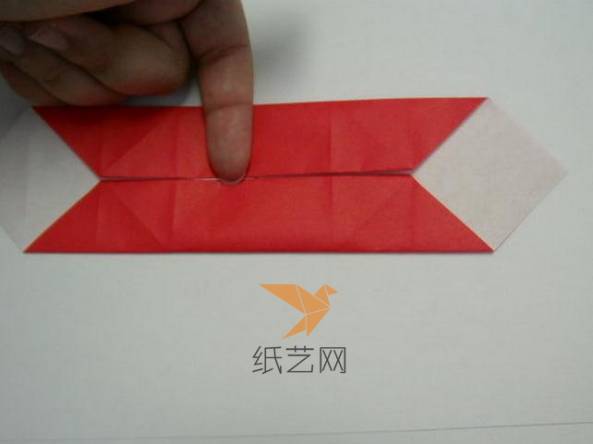 下面的邊也同樣折到中間