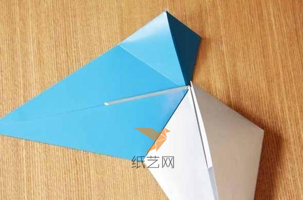 把五個角都折疊好之后,就可以開始拼插了