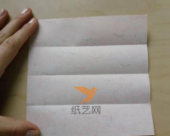 先把彩紙的折痕制作好