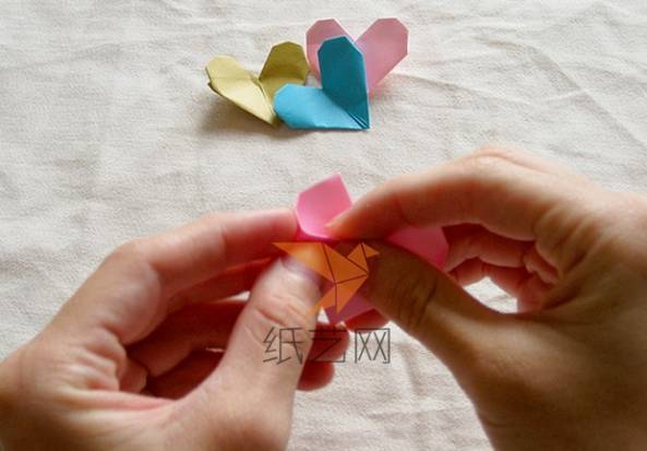 將折疊的角壓入背面的折疊結構中